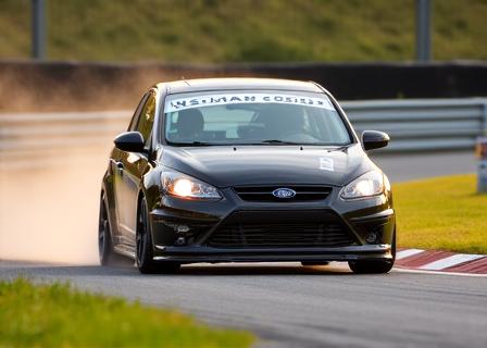 Auto in een scherpe bocht op het circuit